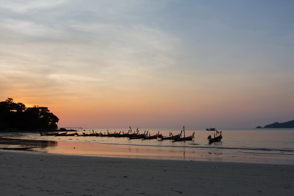 Patong Swiss Hotel Beach Front Phuket Εξωτερικό φωτογραφία